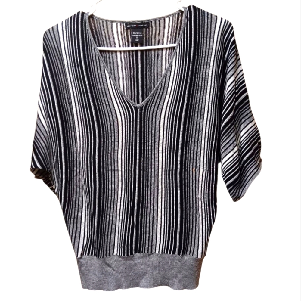 New York & Company Light Weight Sweater EUC